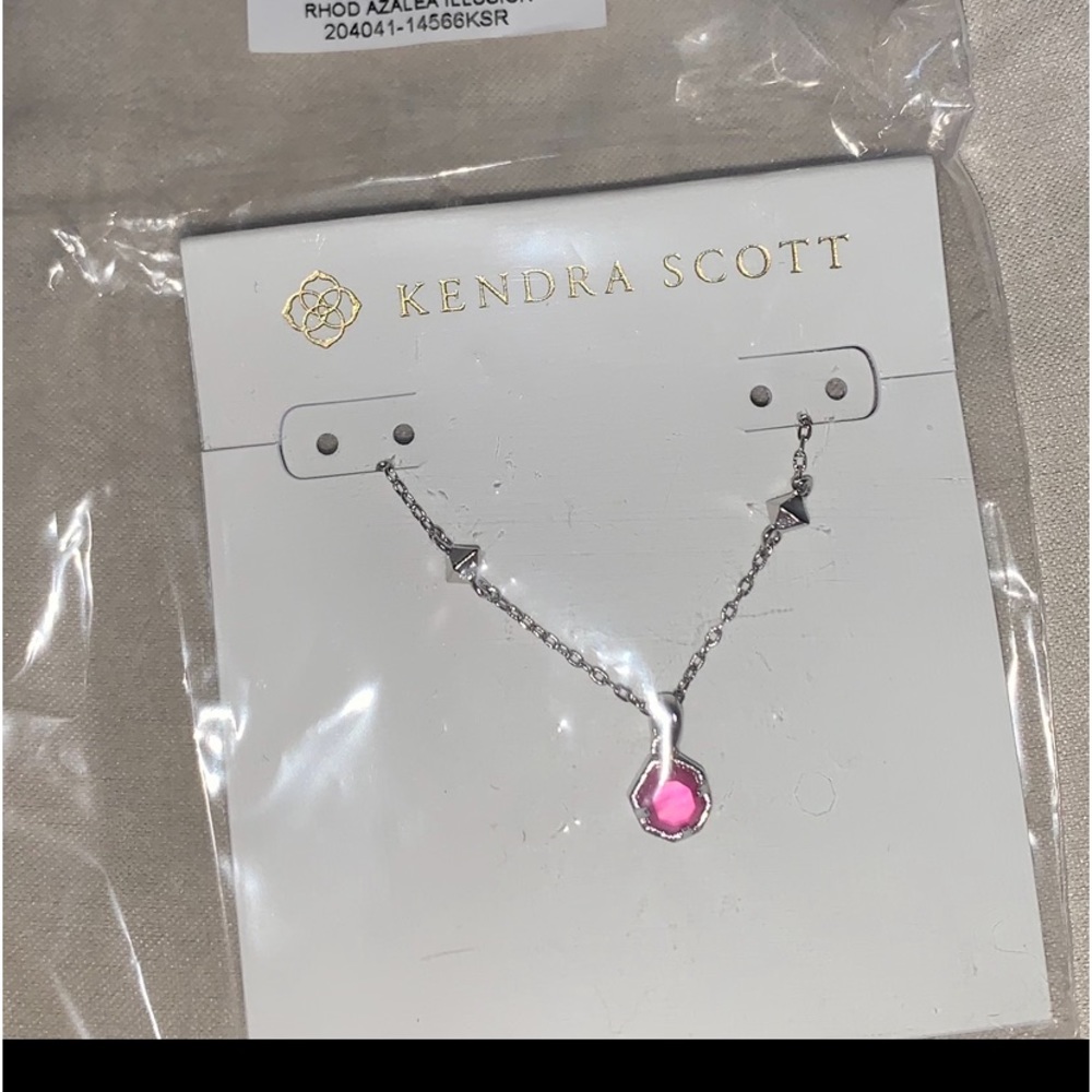 Kendra Scott necklace